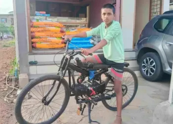 ভঙা চাইকেল আৰু পুৰণি ইঞ্জিনেৰে চলন্ত মটৰবাইক নিৰ্মাণ কৰি উলিয়ালে ১৪ বছৰীয়া শিশু বিজ্ঞানীয়ে