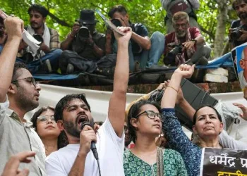 যন্তৰ মন্তৰত কাঁহী-চামুচ লৈ প্ৰতিবাদ! মোডীৰ কোভিড কালৰ ‘আদেশ’ক অস্ত্ৰ হিচাপে ব্যৱহাৰ চিজেপিৰ