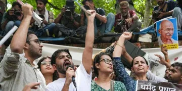 যন্তৰ মন্তৰত কাঁহী-চামুচ লৈ প্ৰতিবাদ! মোডীৰ কোভিড কালৰ ‘আদেশ’ক অস্ত্ৰ হিচাপে ব্যৱহাৰ চিজেপিৰ