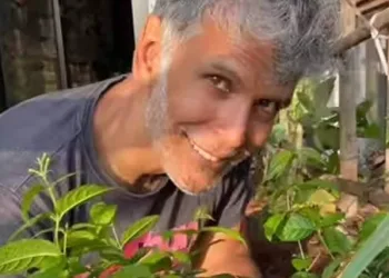 ‘তেওঁলোকে সকলো জ্বলাই দিছিল’, নিজ হাতেৰে ৩০ হাজাৰ গছপুলি ৰোপণ কৰি সেউজ বাৰ্তা মিলিন্দ সুমনৰ