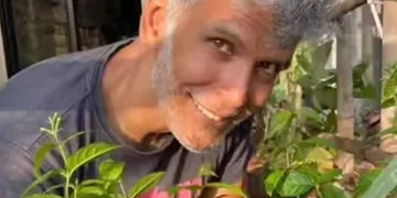 ‘তেওঁলোকে সকলো জ্বলাই দিছিল’, নিজ হাতেৰে ৩০ হাজাৰ গছপুলি ৰোপণ কৰি সেউজ বাৰ্তা মিলিন্দ সুমনৰ