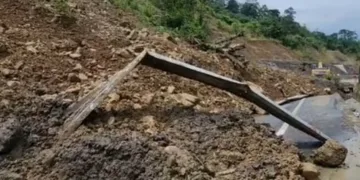 ডিমা হাছাওত ভয়ংকৰ ভূমিস্খলন! ২৭ নং ৰাষ্ট্ৰীয় ঘাইপথত আৱদ্ধ শ শ যাত্ৰীবাহী আৰু মালবাহী বাহন