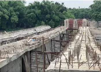 গোৰেশ্বৰত ৰে’লৱে দলং পাৰ হওঁতে ৰে’লৰ খুন্দাত প্ৰাণ গ’ল নৱম শ্ৰেণীৰ ছাত্ৰীৰ! ১৫ বছৰে আধৰুৱা দলঙক লৈ উত্তপ্ত পৰিস্থিতি
