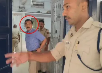 মৰণোত্তৰ পৰীক্ষাৰ নামত উৎকোচ! গোপন কেমেৰাত আৱদ্ধ নগাঁৱৰ জ্যেষ্ঠ চিকিৎসক মনোজ কুমাৰ সিনহা