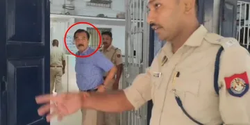 মৰণোত্তৰ পৰীক্ষাৰ নামত উৎকোচ! গোপন কেমেৰাত আৱদ্ধ নগাঁৱৰ জ্যেষ্ঠ চিকিৎসক মনোজ কুমাৰ সিনহা