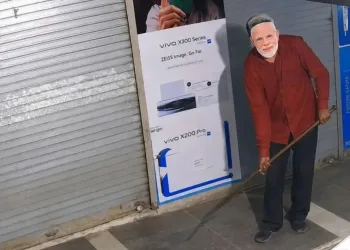 প্ৰধানমন্ত্ৰী মোদীৰ মুখা পিন্ধি মোবাইল দোকানত চুৰিৰ চেষ্টা, চিচিটিভি কেমেৰাত আৱদ্ধ সমগ্ৰ দৃশ্য