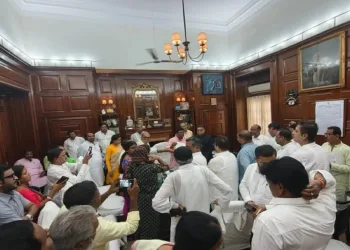 মমতা বেনাৰ্জীক মোক্ষম আঘাত: ৬০ বিধায়কৰ সমৰ্থনেৰে বিৰোধী দলপতিৰ দাবী ঋতব্ৰত বেনাৰ্জীৰ