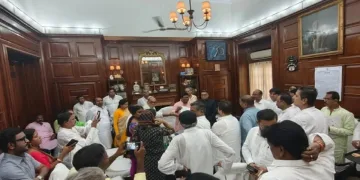 মমতা বেনাৰ্জীক মোক্ষম আঘাত: ৬০ বিধায়কৰ সমৰ্থনেৰে বিৰোধী দলপতিৰ দাবী ঋতব্ৰত বেনাৰ্জীৰ