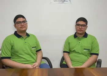 ভাতৃত্ববোধৰ অনন্য নিদৰ্শন: ককায়েকৰ সৈতে একেলগে পঢ়িবলৈ আইআইটি বম্বেৰ আসন ত্যাগ কিশোৰৰ