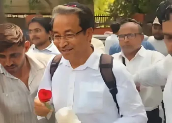 ককৰোচ জনতা পাৰ্টিৰ প্ৰতিবাদ: হাতত গোলাপ লৈ প্ৰতিবাদস্থলীত উপস্থিত সোনম ৱাংচুক, শ্লোগানেৰে কঁপিল দিল্লী