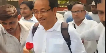 ককৰোচ জনতা পাৰ্টিৰ প্ৰতিবাদ: হাতত গোলাপ লৈ প্ৰতিবাদস্থলীত উপস্থিত সোনম ৱাংচুক, শ্লোগানেৰে কঁপিল দিল্লী