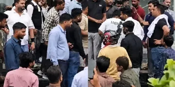 প্ৰেমিকৰ সৈতে বজাৰত আছিল পত্নী, হঠাৎ ওলালহি স্বামী, মাৰপিট দেখি জমা হ’ল ৩০০ মানুহৰ ভিৰ
