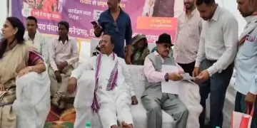 টেবুলৰ ওপৰত দুয়োখন ভৰি তুলি আৰাম কৰিলে মন্ত্ৰীয়ে! সমুখত নীৰৱে বহি ৰ’ল জনসাধাৰণ