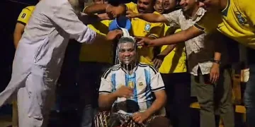 আৰ্জেণ্টিনাক সমৰ্থন কৰাৰ ‘পাপ’! দহ লিটাৰ গাখীৰেৰে স্নান কৰি ব্ৰাজিলৰ সমৰ্থক হ’ল যুৱক