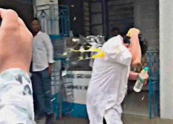 নেতা আৰু সাংসদৰ ওপৰত কণী নিক্ষেপ কৰা ঘটনাৰ বিৰুদ্ধে কলিকতা উচ্চ ন্যায়ালয়ৰ দ্বাৰস্থ তৃণমূল কংগ্ৰেছ
