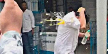 নেতা আৰু সাংসদৰ ওপৰত কণী নিক্ষেপ কৰা ঘটনাৰ বিৰুদ্ধে কলিকতা উচ্চ ন্যায়ালয়ৰ দ্বাৰস্থ তৃণমূল কংগ্ৰেছ