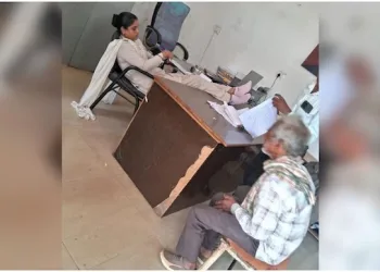 অহংকাৰী মহিলা আৰক্ষীৰ কৰ্মকাণ্ড: মেজৰ ওপৰত ভৰি তুলি বৃদ্ধক অৱজ্ঞা, চাকৰিৰ পৰা নিলম্বিত