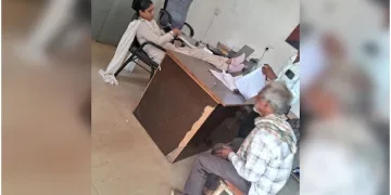 অহংকাৰী মহিলা আৰক্ষীৰ কৰ্মকাণ্ড: মেজৰ ওপৰত ভৰি তুলি বৃদ্ধক অৱজ্ঞা, চাকৰিৰ পৰা নিলম্বিত