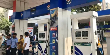 গ্ৰাহকলৈ সকাহ! ১ জুলাইৰ পৰা দেশত পেট্ৰ’ল আৰু ডিজেলৰ খুচুৰা বিক্ৰীৰ নিষেধাজ্ঞা প্ৰত্যাহাৰ