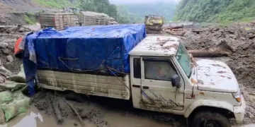 প্ৰাকৃতিক দুৰ্যোগৰ সুযোগ লৈ অৰুণাচলত লুটপাত! ভূমিস্খলনত আৱদ্ধ বাহনৰ পৰা যন্ত্ৰাংশ চুৰি দুৰ্বৃত্তৰ