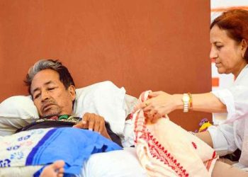 চৰ্ত সাপেক্ষে অনশন ভংগ কৰিব সোণম ৱাংচুকে; সংসদ অভিযানৰ পূৰ্বৰ নিশা ডাঙৰ বাৰ্তা পত্নী গীতাঞ্জলিৰ