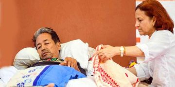 চৰ্ত সাপেক্ষে অনশন ভংগ কৰিব সোণম ৱাংচুকে; সংসদ অভিযানৰ পূৰ্বৰ নিশা ডাঙৰ বাৰ্তা পত্নী গীতাঞ্জলিৰ