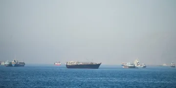 হৰমুজ প্ৰণালী অতিক্ৰম কৰাৰ পথত একাধিক বাণিজ্যিক জাহাজত ইৰাণৰ ক্ষেপণাস্ত্ৰ আক্ৰমণ