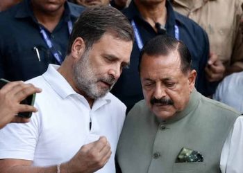 ছাত্ৰৰ প্ৰতিবাদত কিয় লাঠীচাৰ্জ, কন্দুৱা গেছ? মোদীৰ বাসভৱনৰ সন্মুখত ৰাহুলৰ ধৰ্ণা, হঠাতে উপস্থিত কেন্দ্ৰীয় মন্ত্ৰী