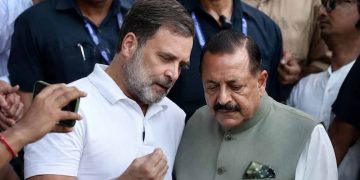 ছাত্ৰৰ প্ৰতিবাদত কিয় লাঠীচাৰ্জ, কন্দুৱা গেছ? মোদীৰ বাসভৱনৰ সন্মুখত ৰাহুলৰ ধৰ্ণা, হঠাতে উপস্থিত কেন্দ্ৰীয় মন্ত্ৰী
