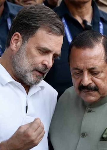 ছাত্ৰৰ প্ৰতিবাদত কিয় লাঠীচাৰ্জ, কন্দুৱা গেছ? মোদীৰ বাসভৱনৰ সন্মুখত ৰাহুলৰ ধৰ্ণা, হঠাতে উপস্থিত কেন্দ্ৰীয় মন্ত্ৰী