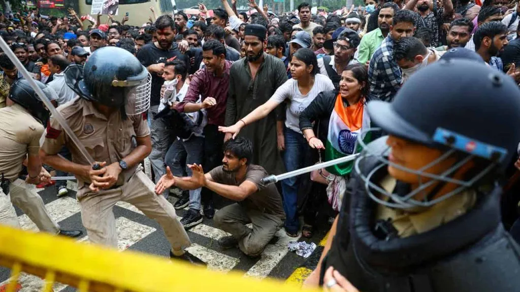 ‘ককৰোচ’ দলৰ সংসদ ভৱন অভিযানত আহত যুৱতীৰ স্বাস্থ্যৰ অৱনতি : সংকটজনক অৱস্থাত আই চি ইউত ভৰ্তি
