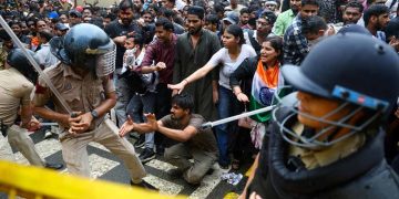 ‘ককৰোচ’ দলৰ সংসদ ভৱন অভিযানত আহত যুৱতীৰ স্বাস্থ্যৰ অৱনতি : সংকটজনক অৱস্থাত আই চি ইউত ভৰ্তি
