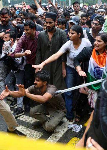 ‘ককৰোচ’ দলৰ সংসদ ভৱন অভিযানত আহত যুৱতীৰ স্বাস্থ্যৰ অৱনতি : সংকটজনক অৱস্থাত আই চি ইউত ভৰ্তি