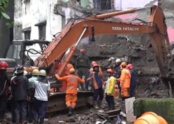 অট্টালিকা ভাঙি ৬ জনৰ মৃত্যু, ধ্বংসাৱশেষৰ তলত পোত গৈ বহু কেইজন; বৰষুণৰ বাবে উদ্ধাৰ কাৰ্যত বাধা
