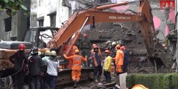 অট্টালিকা ভাঙি ৬ জনৰ মৃত্যু, ধ্বংসাৱশেষৰ তলত পোত গৈ বহু কেইজন; বৰষুণৰ বাবে উদ্ধাৰ কাৰ্যত বাধা