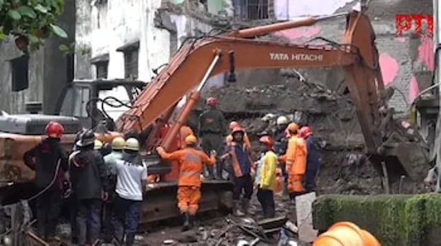অট্টালিকা ভাঙি ৬ জনৰ মৃত্যু, ধ্বংসাৱশেষৰ তলত পোত গৈ বহু কেইজন; বৰষুণৰ বাবে উদ্ধাৰ কাৰ্যত বাধা