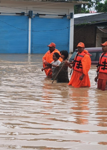 প্ৰাণহানি, প্লাৱিত গাঁও, বিচ্ছিন্ন পথ: উজনি অসমত এন ডি আৰ এফ-এছ ডি আৰ এফৰ যৌথ অভিযানত ৫৬৮ জন উদ্ধাৰ
