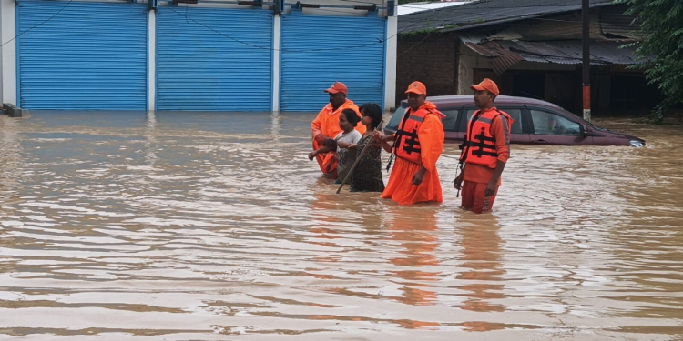 প্ৰাণহানি, প্লাৱিত গাঁও, বিচ্ছিন্ন পথ: উজনি অসমত এন ডি আৰ এফ-এছ ডি আৰ এফৰ যৌথ অভিযানত ৫৬৮ জন উদ্ধাৰ