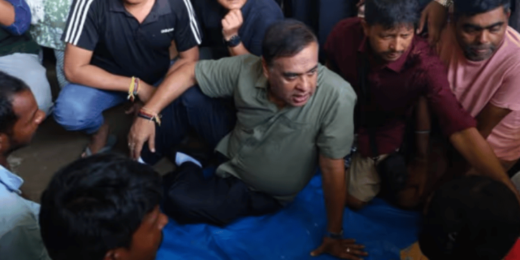 অসমৰ বান পৰিস্থিতি ভয়াবহ: মুখ্যমন্ত্ৰীৰ বানপীড়িত অঞ্চল দৰ্শন আৰু মৃতকৰ পৰিয়াললৈ ৪ লাখ টকাৰ এককালীন সাহায্য ঘোষণা