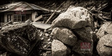 গুৱাহাটীৰ ওদালবাক্ৰাত পাহাৰৰ পৰা বাগৰি অহা বিশাল শিলৰ খুন্দাত বাসগৃহ ধ্বংস, কথমপি ৰক্ষা পৰিল পৰিয়াল