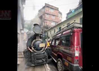 দাৰ্জিলিঙত টয় ট্ৰেইন আৰু টেক্সীৰ সংঘৰ্ষ: ৰে’লখন ভুল দিশত অহা বুলি দাবী কৰি ল’ক’ পাইলটৰ সৈতে চালকৰ তৰ্ক
