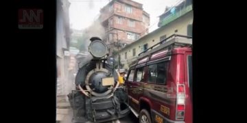 দাৰ্জিলিঙত টয় ট্ৰেইন আৰু টেক্সীৰ সংঘৰ্ষ: ৰে’লখন ভুল দিশত অহা বুলি দাবী কৰি ল’ক’ পাইলটৰ সৈতে চালকৰ তৰ্ক