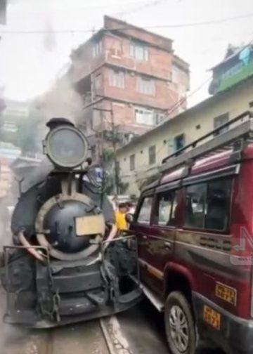 দাৰ্জিলিঙত টয় ট্ৰেইন আৰু টেক্সীৰ সংঘৰ্ষ: ৰে’লখন ভুল দিশত অহা বুলি দাবী কৰি ল’ক’ পাইলটৰ সৈতে চালকৰ তৰ্ক