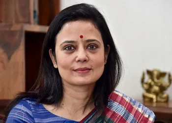 তৃণমূল সাংসদ মহুৱা মৈত্ৰলৈ কণী আৰু বেঙেনা নিক্ষেপ : ফেচবুকত লাইভ কৰি ক্ষোভ প্ৰকাশ