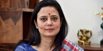 তৃণমূল সাংসদ মহুৱা মৈত্ৰলৈ কণী আৰু বেঙেনা নিক্ষেপ : ফেচবুকত লাইভ কৰি ক্ষোভ প্ৰকাশ