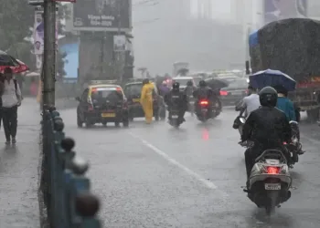 মুম্বাইত বৰষুণৰ তাণ্ডৱ, ১০ জনৰ মৃত্যু; ভূমিস্খলনৰ বাবে বন্ধ পুনে-মুম্বাই এক্সপ্ৰেছৱে, বন্ধ স্কুল-কলেজ
