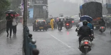মুম্বাইত বৰষুণৰ তাণ্ডৱ, ১০ জনৰ মৃত্যু; ভূমিস্খলনৰ বাবে বন্ধ পুনে-মুম্বাই এক্সপ্ৰেছৱে, বন্ধ স্কুল-কলেজ
