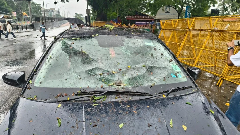 ভাঙি পৰিল সচিবালয়ৰ সন্মুখৰ গছৰ ডাল: কথমপি প্ৰাণ ৰক্ষা সাংবাদিক মহেশ ডেকাৰ, বিস্তৰ ক্ষতিসাধন বাহনৰ
