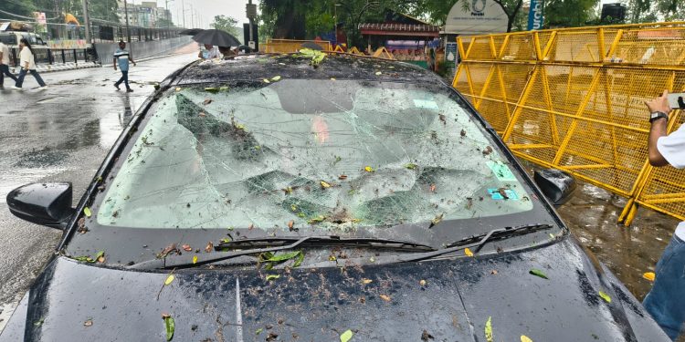 ভাঙি পৰিল সচিবালয়ৰ সন্মুখৰ গছৰ ডাল: কথমপি প্ৰাণ ৰক্ষা সাংবাদিক মহেশ ডেকাৰ, বিস্তৰ ক্ষতিসাধন বাহনৰ      