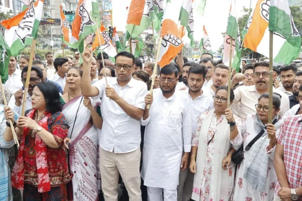 ‘নীট’ কেলেংকাৰী: কেন্দ্ৰীয় শিক্ষামন্ত্ৰীৰ পদত্যাগ বিচাৰি ৰাজীৱ ভৱনৰ পৰা প্ৰদেশ কংগ্ৰেছৰ প্ৰতিবাদী সমদল